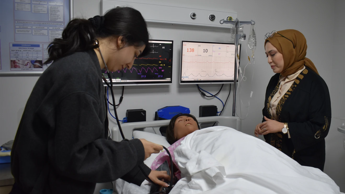 SELÇUKSEM’de Simülasyona Dayalı Öğrenmede Klinik Senaryo Tasarımı Eğitimi gerçekleştirildi 